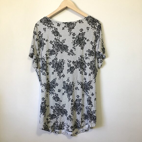 Michel Studio B&W Floral Lace Print Stretchy V-Neck Modern Tee - Picture 2 of 16